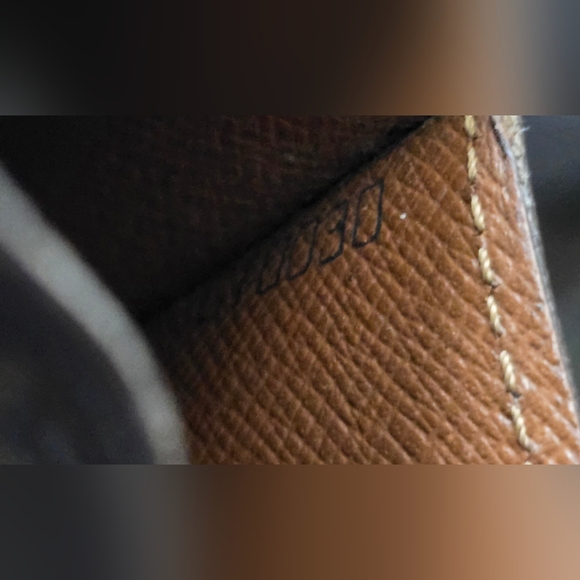 Louis Vuitton Monogram Case in Great Condition - Picture 7 of 15